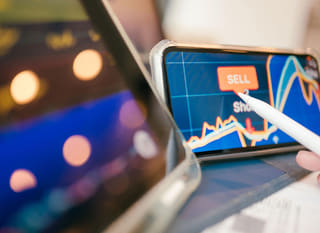 Operador de múltiplos mercados avaliando alternativas em forex, Ethereum e Bitcoin