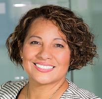 Claire Ashford, chefe de compliance em regulação financeira, retrato